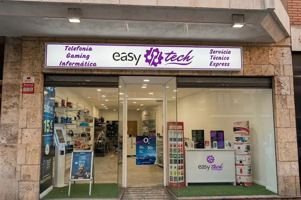 Fachada del local Easy Tech en Calle Toledo 23, 13003 Ciudad Real, con el rótulo de telefonía, gaming e informática y servicio técnico express
