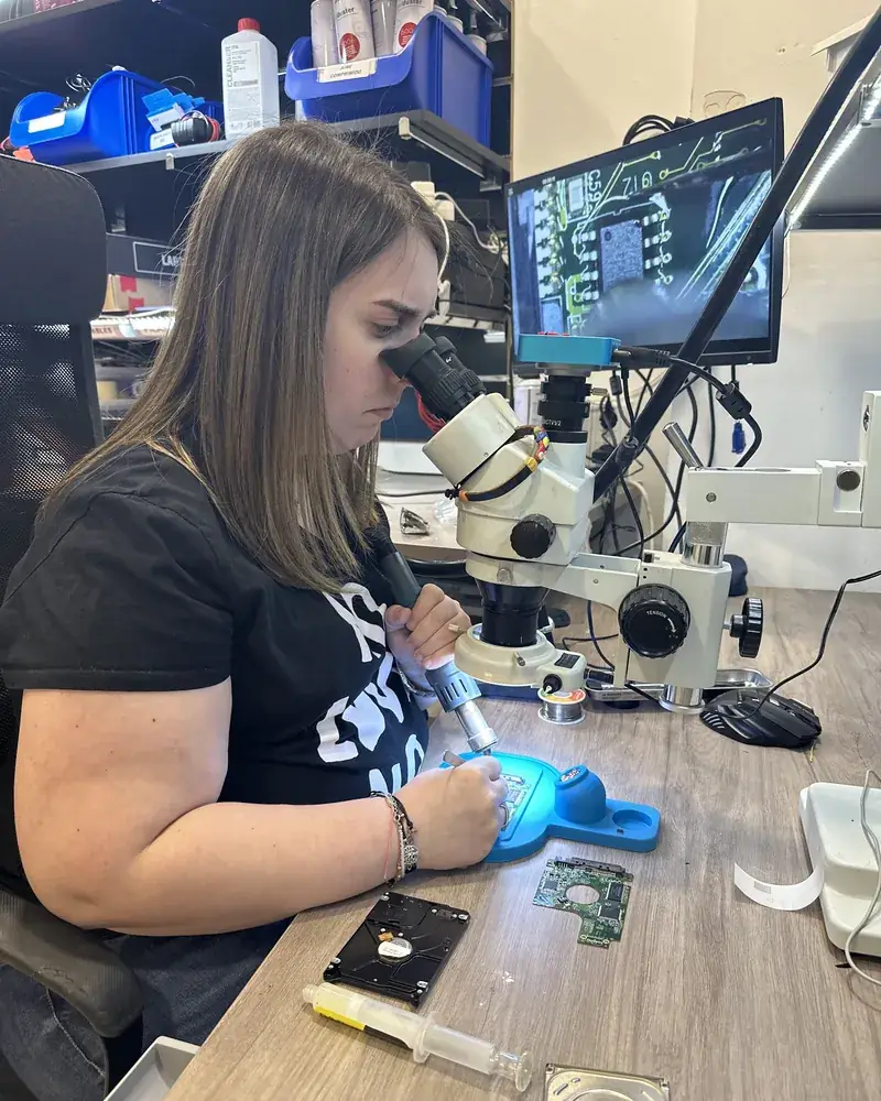 Reparación de una placa de disco duro bajo el microscopio en el taller de Easy Tech, en Ciudad Real